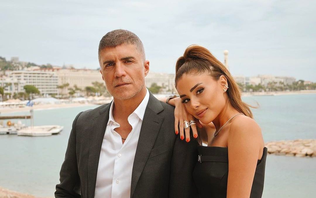 Özcan Deniz o soarbe din priviri pe soția lui tinerică, în timp ce îi face poze pe un iaht. Cum arată frumoasa iraniancă în costum de baie